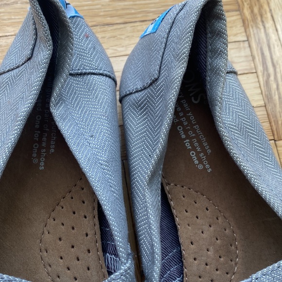 Toms light gray with white pattern women’s flats. - Picture 2 of 4